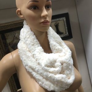 Merona NWT! Faux Fur Gaiter Ivory Scarf